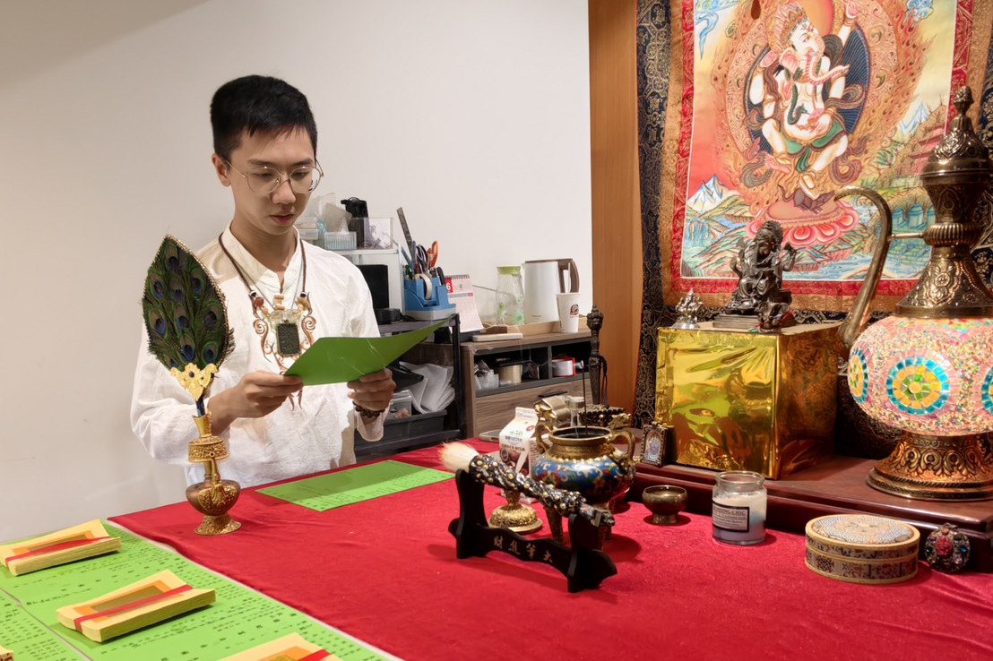 小峰老師於神壇前準備補財疏文的施作情景