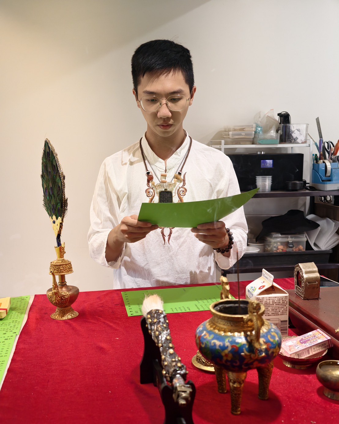 小峰老師正面照片,親手提筆撰寫補財疏文